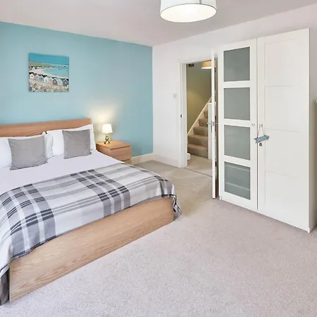Host & - Elysium House Holiday home